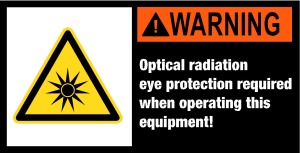 Maschinenschild mit Warnzeichen - Optical radiation eye protection required when operating this equipment - Aluminium